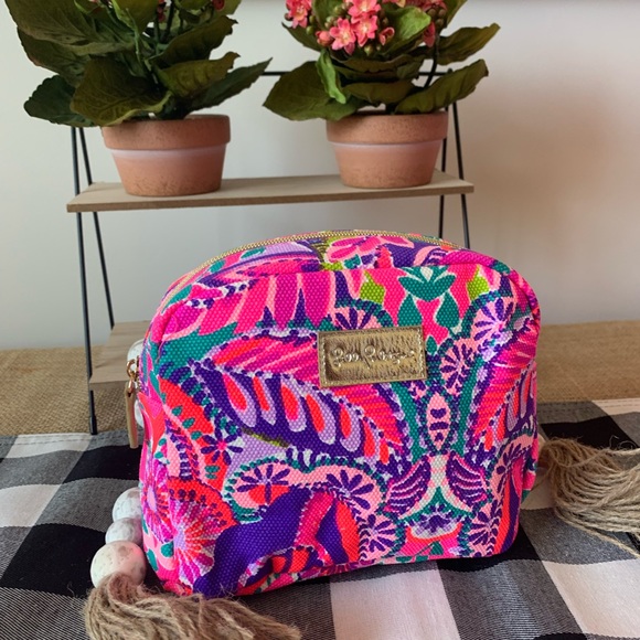 Lilly Pulitzer 2pc. Tote/Cosmetics case in "Resort White "Shes Too Fly" NWT - Picture 10 of 12